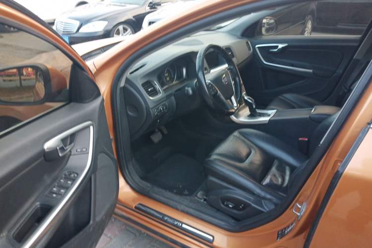 Used Volvo S60 2015 S60L 2.0T Zhiyuan Edition
