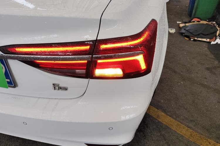 Used Roewe i6 2020 PLUS 1.6L CVT 4G Connected Glory Flagship Edition
