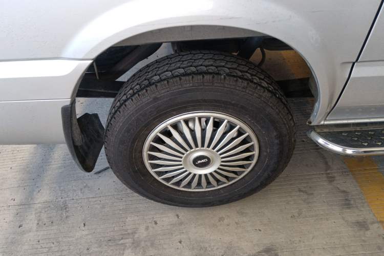 Used JMC Fushun 2023 2.0T Manual Short Wheelbase Low-Roof Commercial Multi-Purpose Passenger Vehicle 6 Seats with Lift-Up Tailgate
