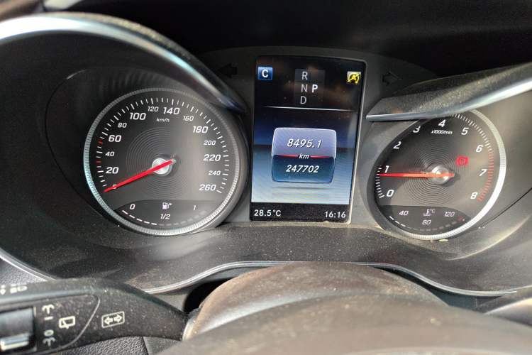 Used Mercedes-Benz GLC 2017 GLC 300 4MATIC Sport Edition Odometer Close Up