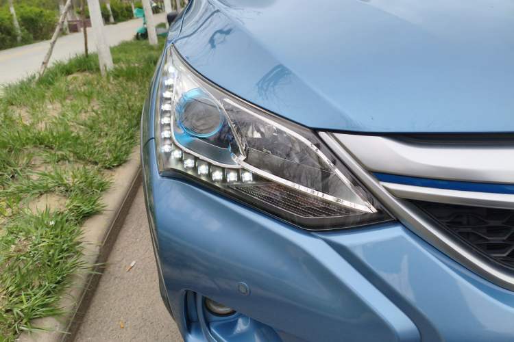 Used BYD Song New Energy 2017 Song EV300 Prestige Model Right Front Headlight