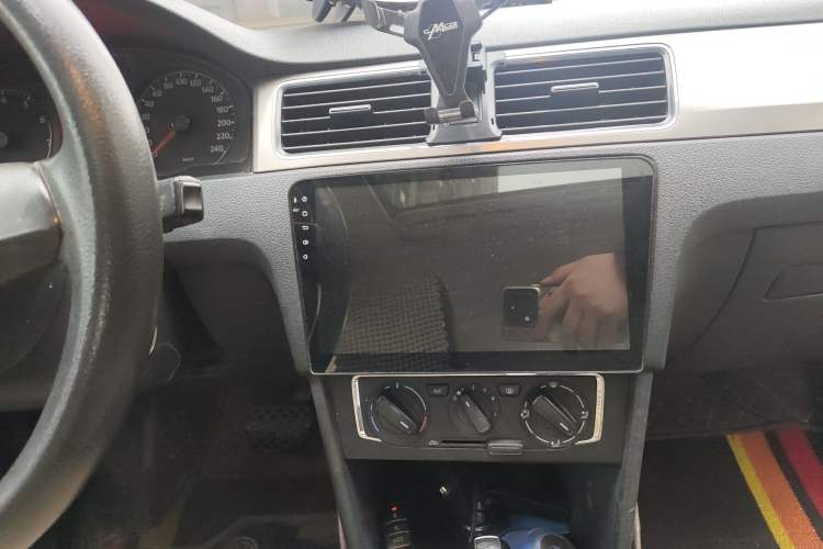 Used Volkswagen Santana 2013 1.6L Automatic Comfort Edition Audio And AC Panel