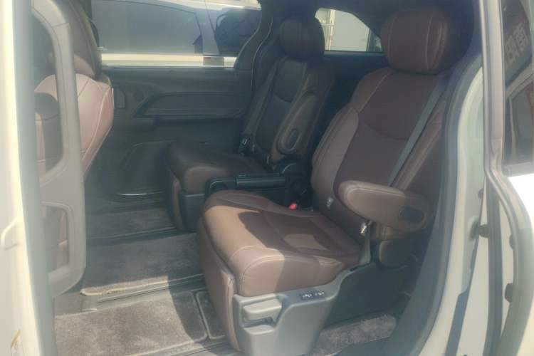 Used Toyota SIENNA 2023 2.5L Hybrid Platinum Edition
