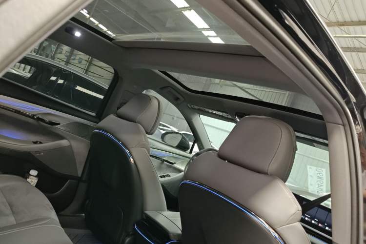 Used VOYAH PASSION 2024 PHEV Four-Wheel Drive Ultra-Long Range Executive Edition Headliner