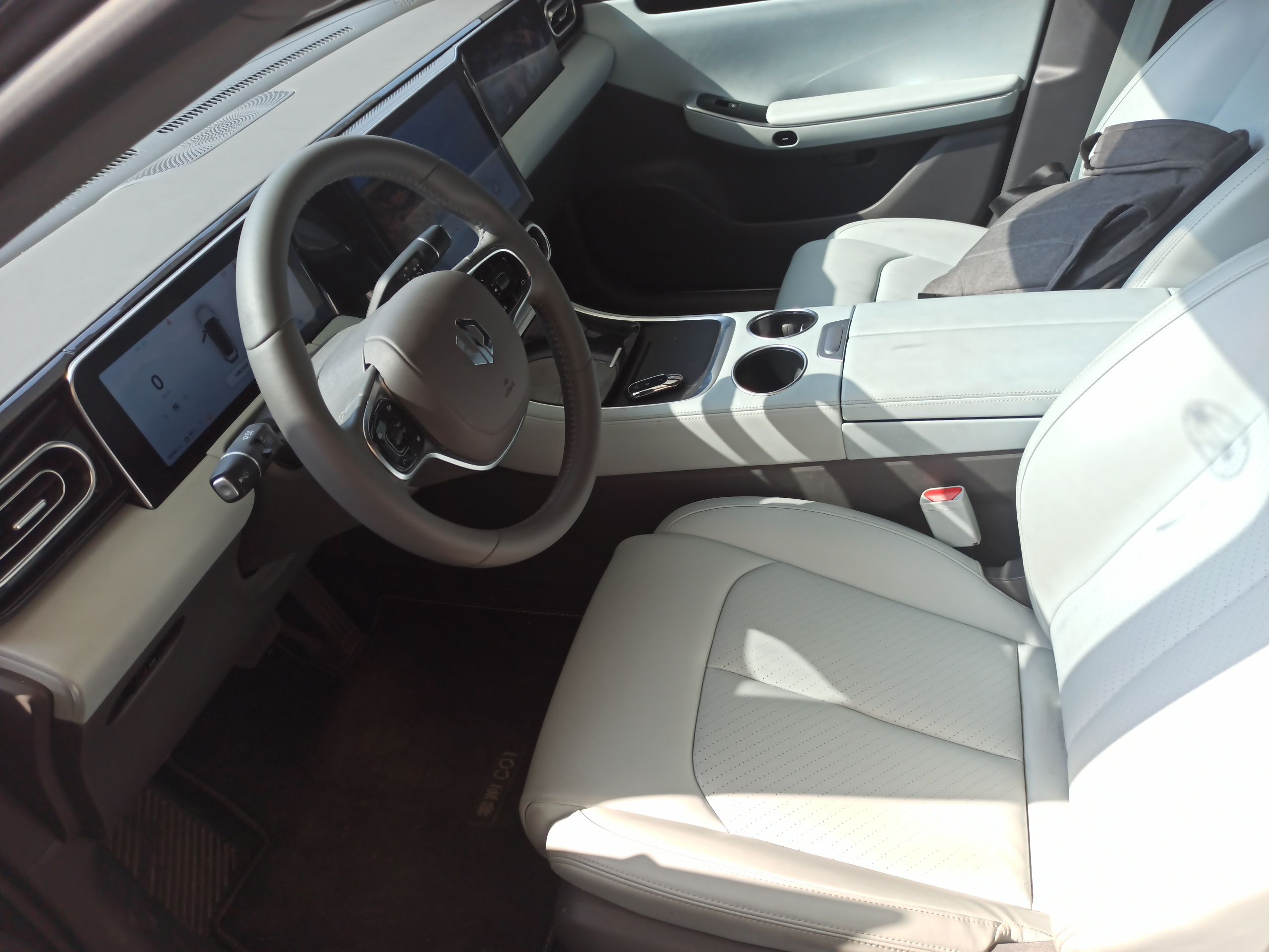 المقاعد الأمامية داخل السيارة