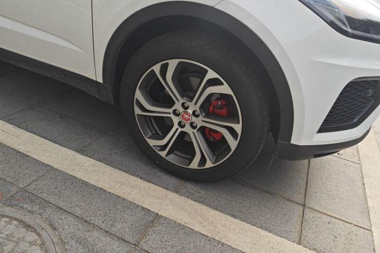 Ojetý Jaguar E-PACE 2024 YAO Black Sport Edition R-DYNAMIC SE BLACK