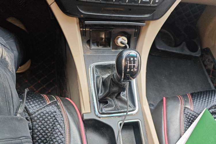 Used Geely Auto Emgrand 2017 Sedan Million Edition 1.5L Manual Luxury Model Gear Lever