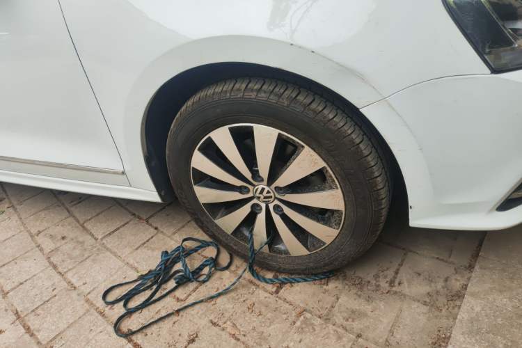 Used Volkswagen Sagitar 2017 230TSI Automatic Comfort Version Right Front Wheel Hub