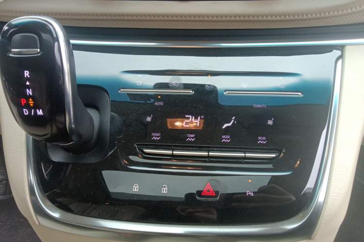 Used Buick GL8 2023 Facelifted Land Cruiser Executive Luxury Version
