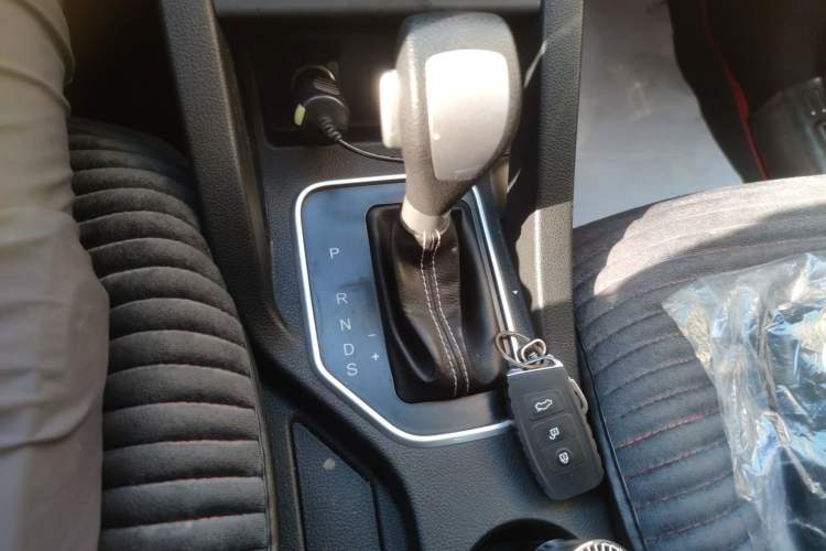 Used Bestune X40 2017 1.6L Automatic Prestige Edition Gear Lever