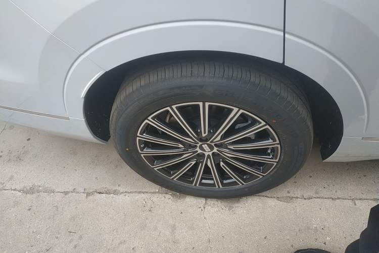 Used Geely Galaxy M9 2025 Model 210km Four-Wheel-Drive Leading Edition Right Rear Wheel Hub