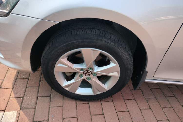 Used Volkswagen Bora 2014 1.6L Automatic Comfort Model Left Front Wheel Hub