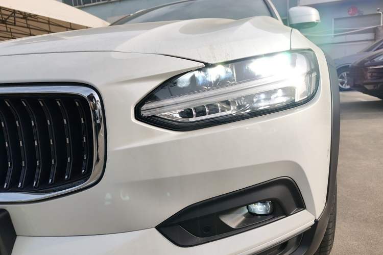 Used Volvo V90 2024 Cross Country B5 AWD Prestige Edition