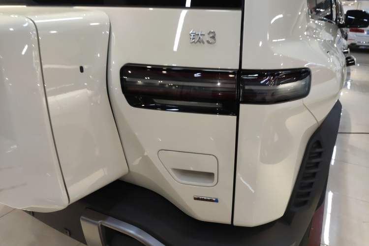 Used Formula Leopard Titanium 3 2025 501 km Range Rear-Wheel Drive Intelligent Driving Max Edition