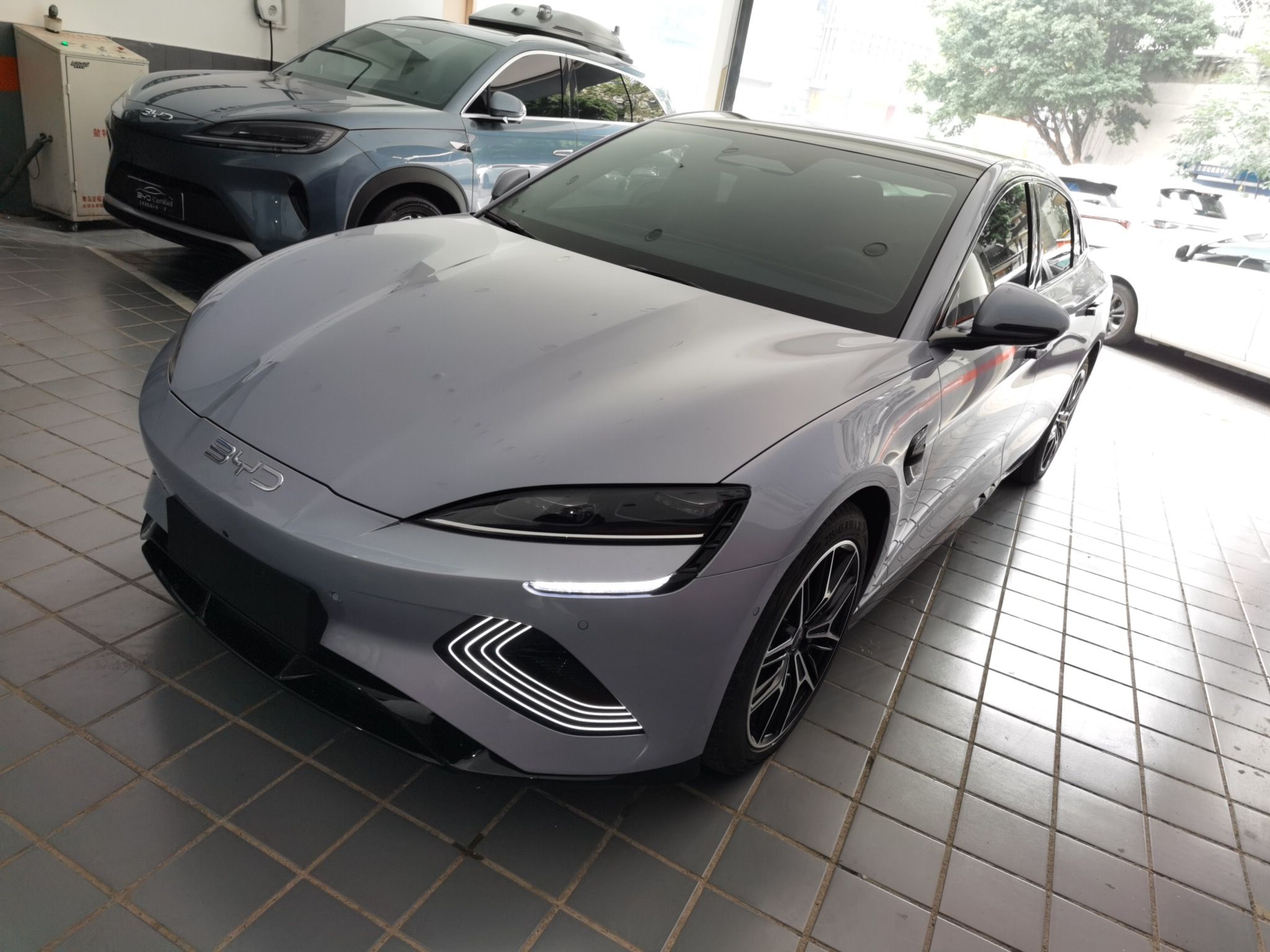 Под передней частью автомобиля