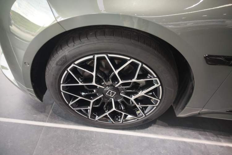 Used Zeekr 001 2024 WE Edition 95 kWh All-Wheel Drive Left Front Wheel Hub