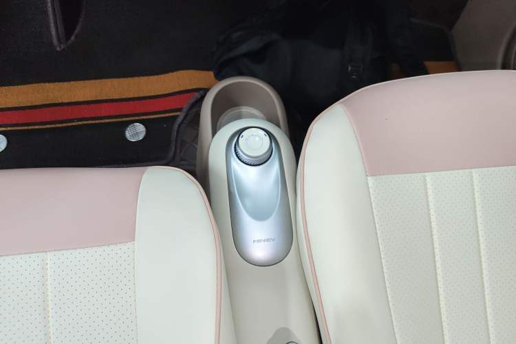 Used Wuling Hongguang MINIEV 2025 Four-Door Version Advanced Edition Gear Lever