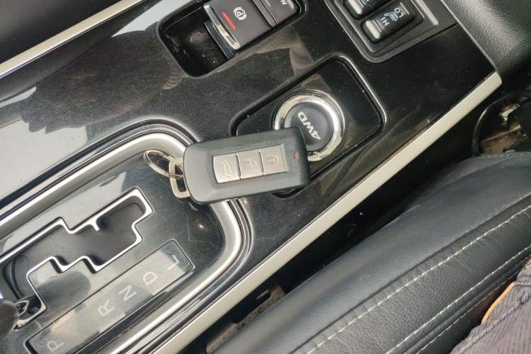 Used Mitsubishi Outlander 2019 2.4L 4x4 Zhi Xiang Edition 7 Seats China VI Standard Vehicle Key