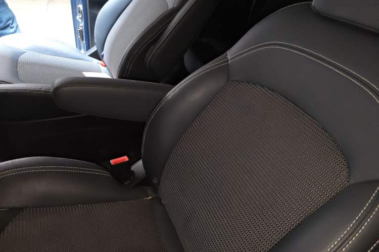 Used SAIC MAXUS G10 2016 2.0T Automatic Elite Edition Left Rear Seat
