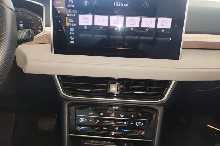 Used Volkswagen Tharu 2023 300TSI Two-Wheel-Drive Full Moon Edition Audio And AC Panel