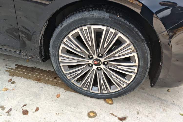 Used Hongqi H5 2022 Classic Model Facelift 1.8T Automatic Smart Connect Flagship Edition Right Front Wheel Hub