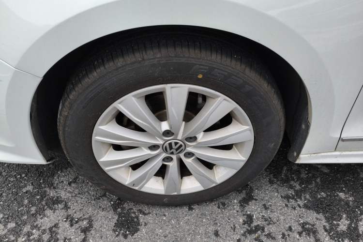 Used Volkswagen Sagitar 2015 1.6L Automatic Comfort Model Left Front Wheel Hub