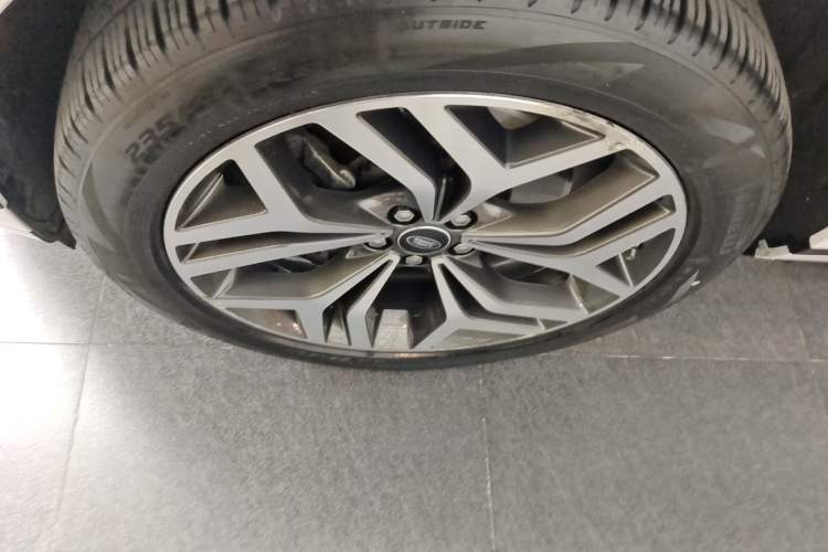 Used Land Rover Range Evoque 2020 249 PS R-DYNAMIC SE Sport Technology Edition Left Front Wheel Hub