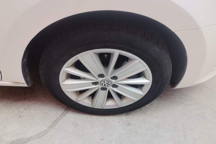 Used Volkswagen Santana 2015 1.6L Automatic Luxury Edition Right Front Wheel Hub