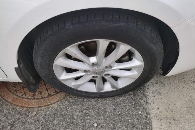 Used Kia K3 2016 1.6L Automatic GLS Right Front Wheel Hub