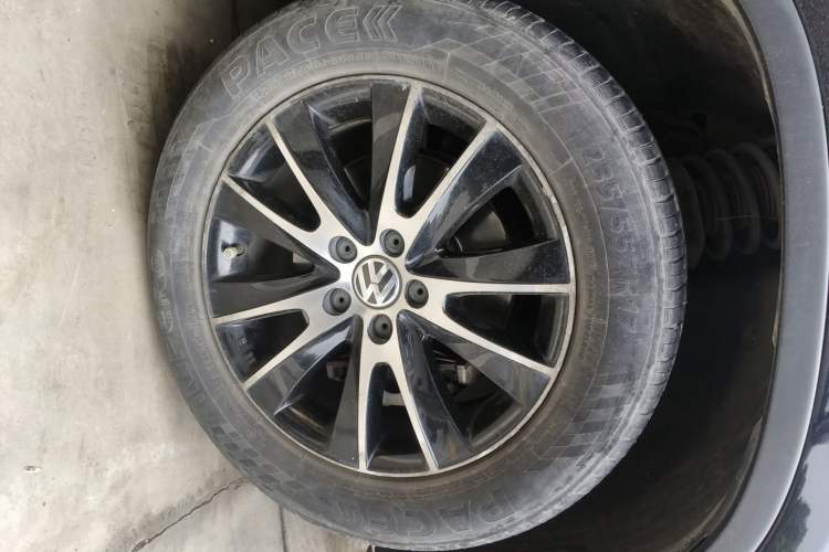 Used Volkswagen Tiguan 2015 1.8TSI Automatic All-Wheel-Drive Luxury Model Right Front Wheel Hub