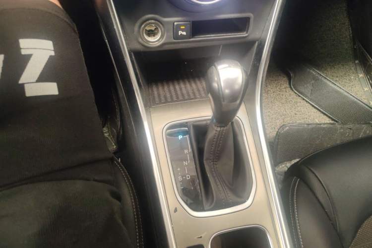 Used BYD Song 2017 Gaishe Upgrade Edition 1.5TID Automatic Comfort Model Gear Lever