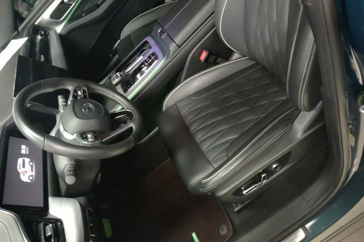 Used GAC Trumpchi GS8 2022 Linghang Series 2.0 TGDI Two-Wheel-Drive Luxury Smart Connectivity Version (7 Seats)
