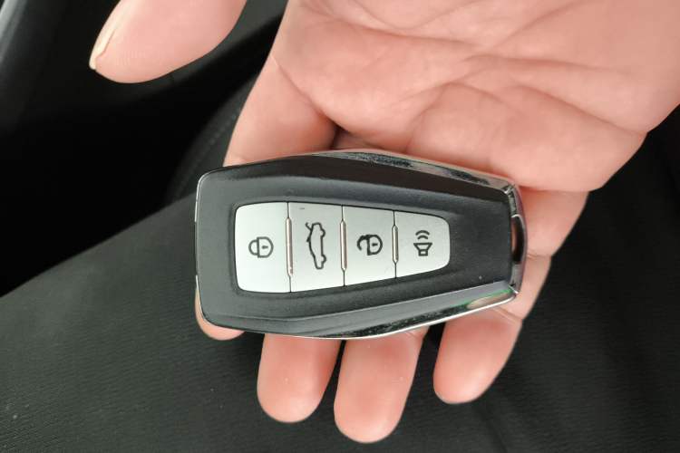 Used Geely Auto Emgrand 2019 Leading Edition 1.5L Manual Upgraded Connectivity Model China VI Standard Vehicle Key