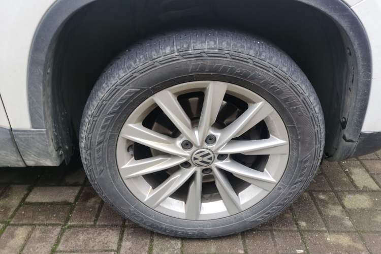 Used Volkswagen Tiguan 2015 1.8TSI Manual Two-Wheel-Drive Limited Edition Right Front Wheel Hub