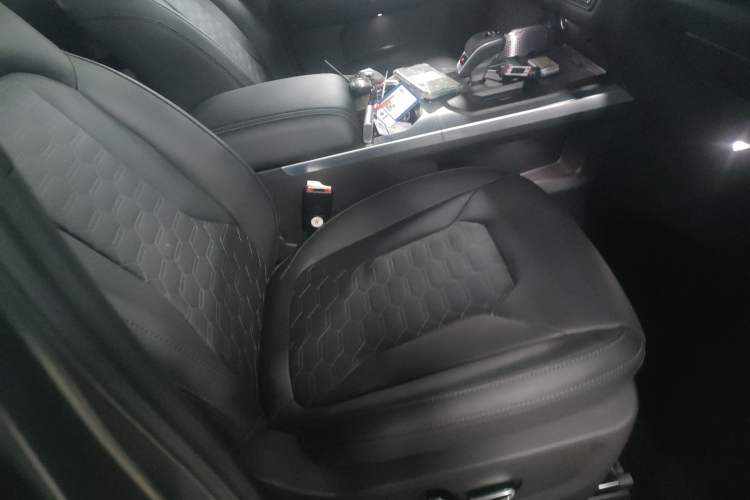 Used 212 T01 2024 2.0T Explorer
