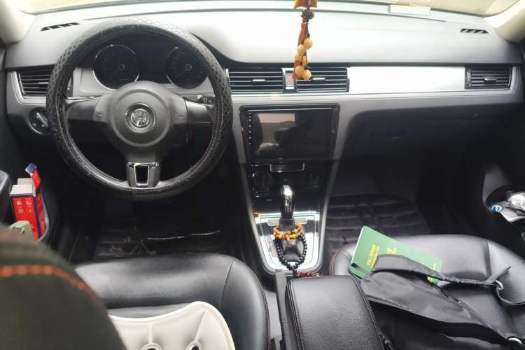 Used Volkswagen Bora 2014 1.6L Automatic Fashion Model Center Console