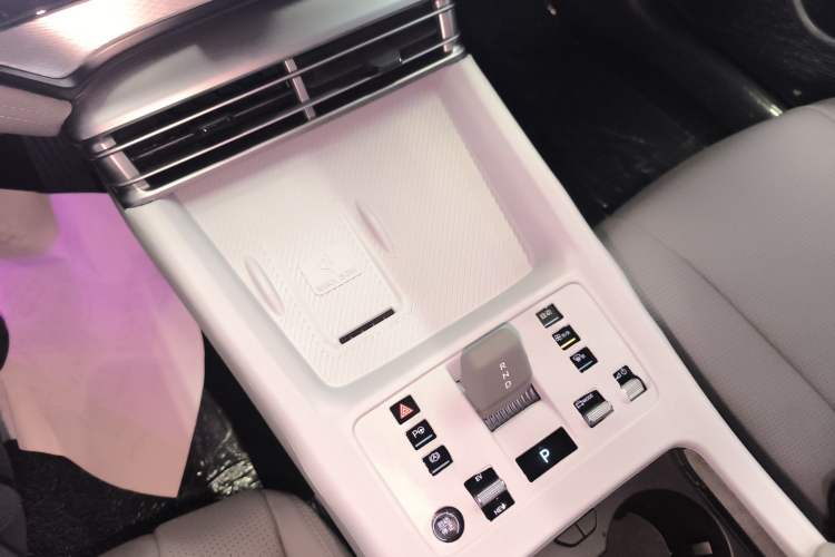 Used BYD Seal 07 DM-i 2025 Intelligent Driving Version DM-i 1.5L 125 km Prestige Edition Gear Lever