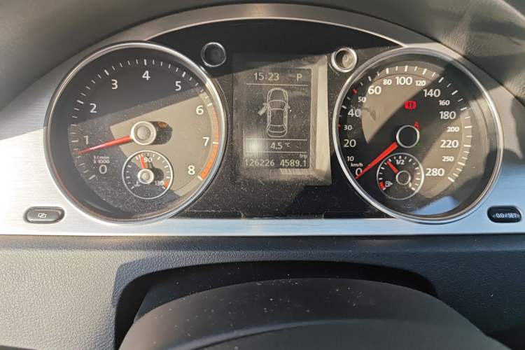 Used Volkswagen FAW-Volkswagen CC 2010 2.0 TSI Luxury Model Odometer Close Up