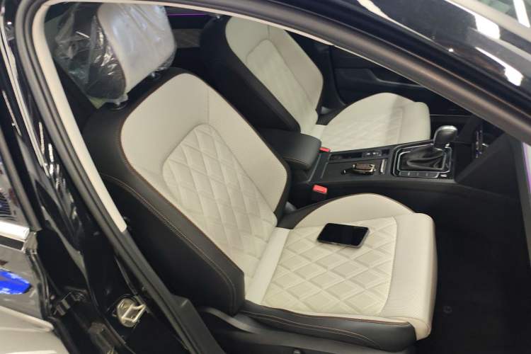 Used Volkswagen Magotan 2025 Zhongxiang Version 330TSI DSG Luxury Edition Right Front Seat