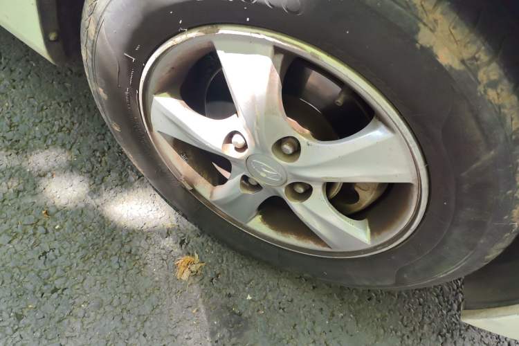 Used Hyundai Verna (older generation) 2014 1.4L Automatic Leading-Edge GLX Right Front Wheel Hub