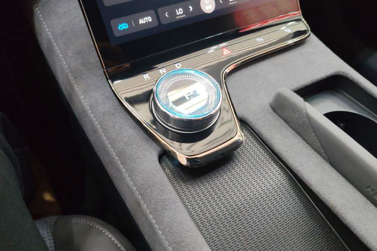 Used VOYAH PASSION 2024 PHEV Four-Wheel Drive Ultra-Long Range Flagship Model Gear Lever