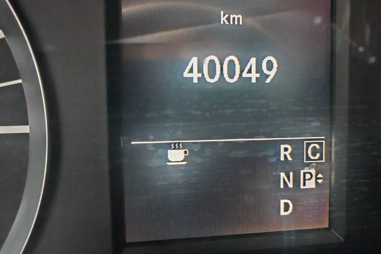 Used Mercedes-Benz Vito 2018 2.0T Business Version China V Emission Standard Odometer Close Up