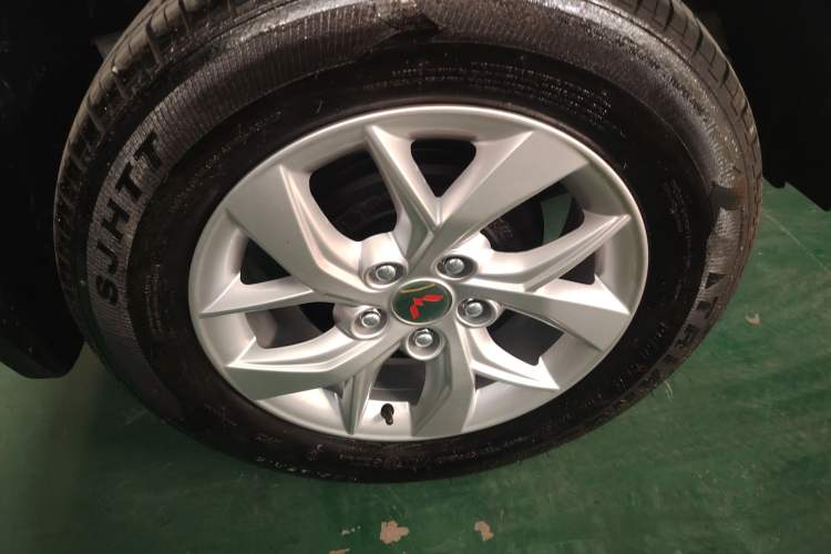 Used Wuling Hongguang S3 2019 1.5T Manual Standard Version China VI Right Rear Wheel Hub