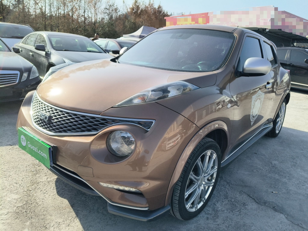 Под передней частью автомобиля