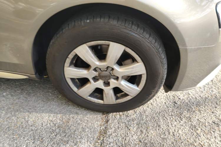 Used Audi A4L 2012 2.0 TFSI automatic Comfort trim level Right Front Wheel Hub