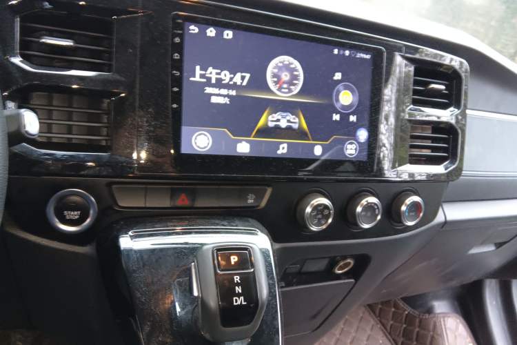 Used JMC Fushun 2023 2.0T Automatic Short-Wheelbase Low-Roof Commercial Van 2/3 Seats with Dual-Opening Tailgate