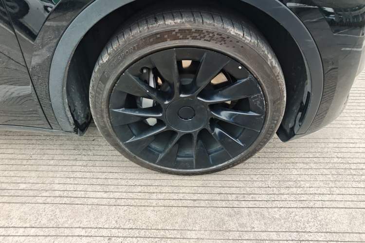 Used Tesla Model Y 2021 Long-Range All-Wheel-Drive Version Right Front Wheel Hub