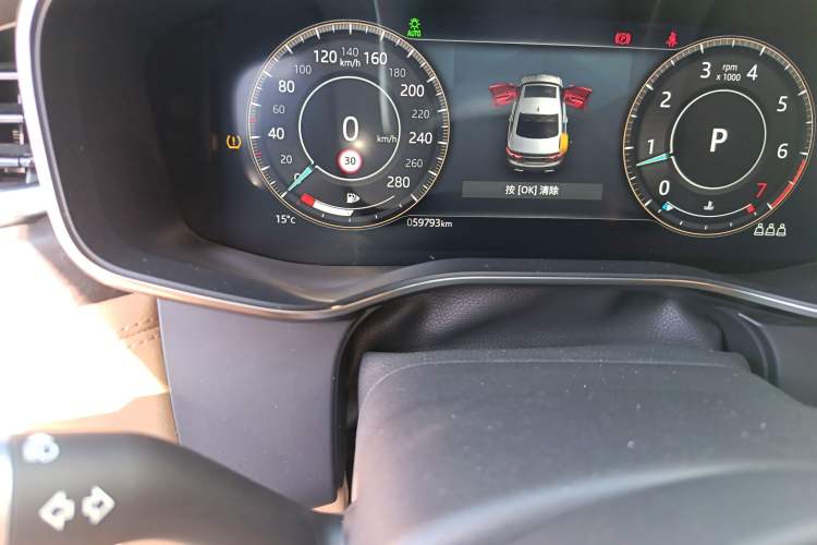 Used Jaguar XFL 2021 XFL 2.0T P250 Two-Wheel-Drive Luxury Deluxe Edition Odometer Close Up