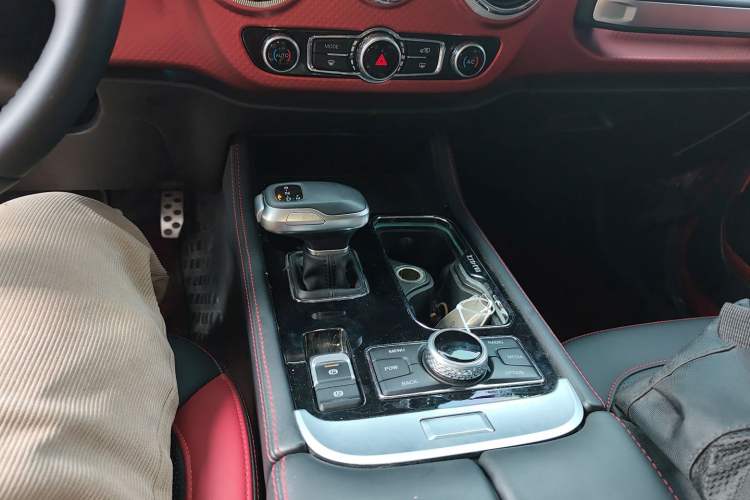 Used BAIC Off-Road BJ40 2020 2.0T Automatic Four-Wheel Drive Urban Hunter Edition Chivalrous Type Gear Lever