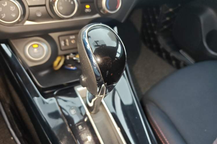Used Nissan Lannia 2016 1.6L CVT Smart Cool Edition Gear Lever